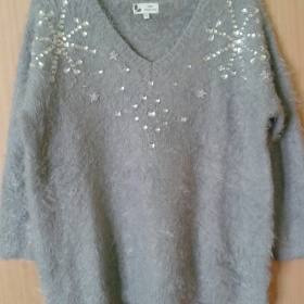 Šedý svetr s kamínky Next