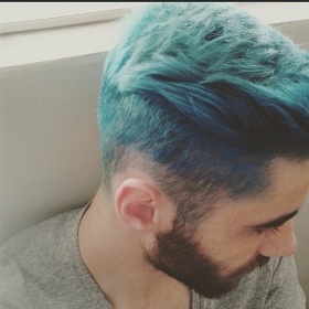 Odbarvení tmavě hnšdých vlasů jako podklad pod tyrkysovou a následné obarvení