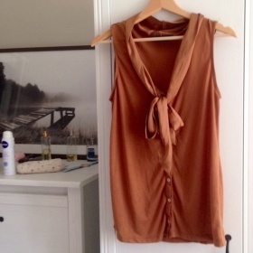 Elegantní tílko na knoflíčky se saténovou stuhou Kappahl