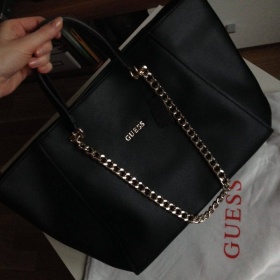 Kabelka Nikki Chain Tote Black Guess - foto č. 1