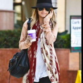 Šátek s lebkami jako od A. McQueena