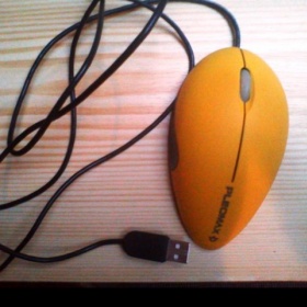 Sytě žlutá myš k počítači Pleonax