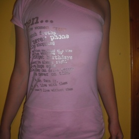 Růžové tričko na jedno rameno