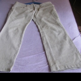 Manžestrové kalhoty krémové barvy , značky Zara