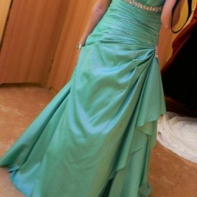 Doplňky k mentolově zeleným šatům na ples