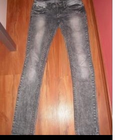 Šedé úzké džíny