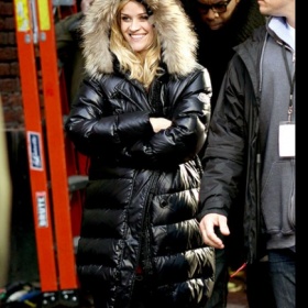 Zimní lesklý kabát s velkou kožešinou