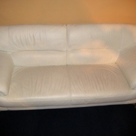 Celokožená sedačka bílá