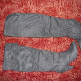 Šedé kozačky pod i nad koleno semišky z USA