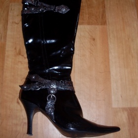 Černé kozačky Baťa