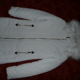 Bílý prošívaný kabátek s kožíškem