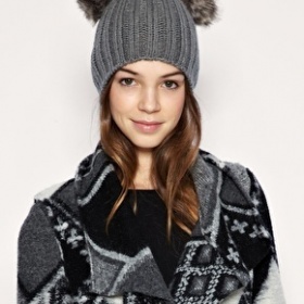 Čepice s bambulkami jako ouška (pom pom ears)