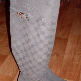 Šedé semišky nad kolena