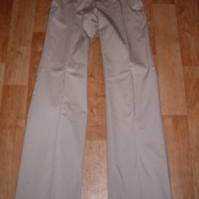 Béžové společenské kalhoty Reserved s puky - foto č. 1