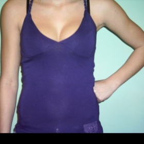 Fialové tílko s holými zády