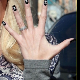 Logo Chanel na nehtech