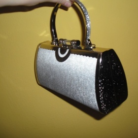 Stříbrná plesová pevná kabelka z italského butiku