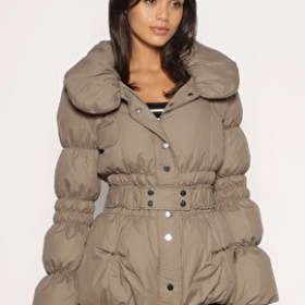 Červená bunda s velkým límcem