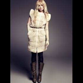 Vesta z kolekce Ivany Mentlové (předvádí Táňa Kuchařová)