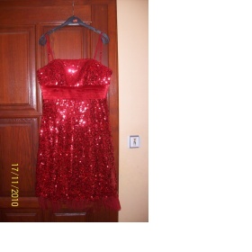 Červené plesové šaty s flitry