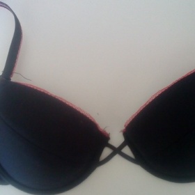 Podprsenka Gate černá+ růžové zdobení