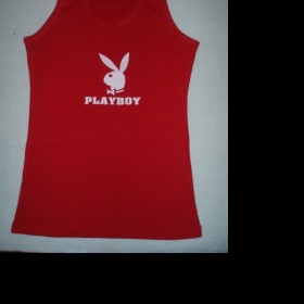 Červené tílko značky playboy
