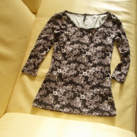 Květované fialkovo černé tričko s dlouhým rukávem Amisu - foto č. 1