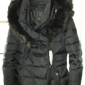 Péřová bunda Guess