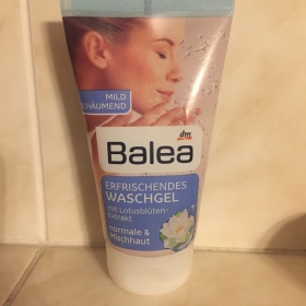 Zarudlý, podrážděný obličej po částicím gelu Balea