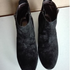 Černé kožené kotníkové boty Baťa