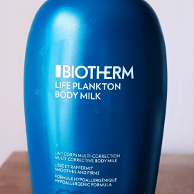 Zpevňující a vyhlazující tělové mléko Biotherm - foto č. 1