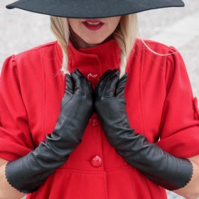 Dlouhé kožené rukavice.