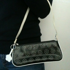 Černá malá kabelka s kytičkami