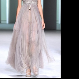 Průsvitné šaty na ples