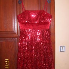 Červené plesové šaty s flitry