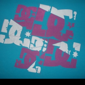 Modré tričko značky DC