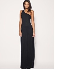 Jaké doplňky k dlouhým černým šatům