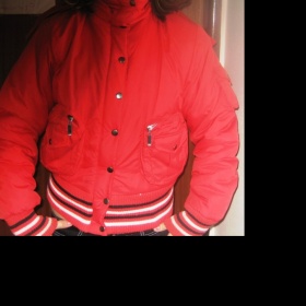 Červená zimní bunda - foto č. 1