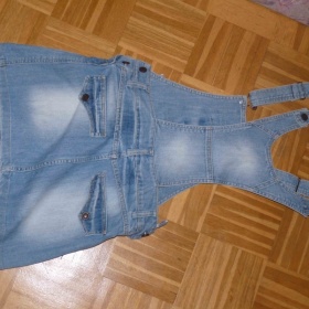 Riflové šaty s kšandy