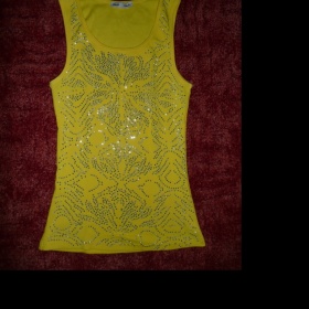 Žluté žebrované tílko s kamínky