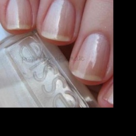 Perleťový mléčný lak na nehty Essie Bonds beige - foto č. 1