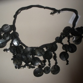 Černý náhrdelník s mušličkami - foto č. 1