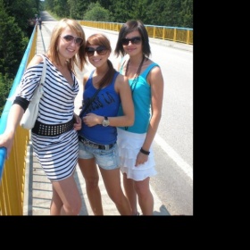 Stříbrné hodinky Guess s lakovaným páskem