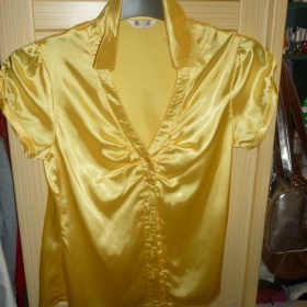 Žlutá košile ze saténu, neznámá značka