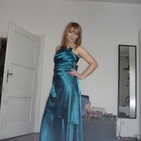 Doplňky k modrým šatům