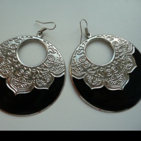 Černostříbrné visací náušnice kruhy s ornamenty z HM