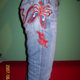 Modré džíny s motylem, značky offline,