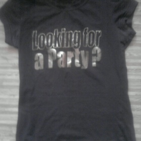 Hnědé tričko se zlatým nadpisem z New Yorkru