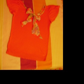 Červený svetřík s mašličkou zn. Orsay - foto č. 1