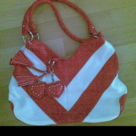 Kožená červeno-bílá kabelka se srdíčky